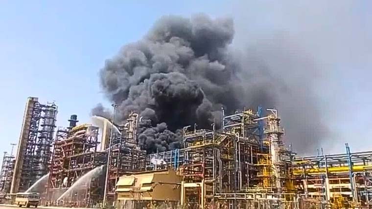مودی کی جانب سے افتتاح سے ایک روز قبل بھارت کی بڑی ریفائنری میں آگ بھڑک اٹھی