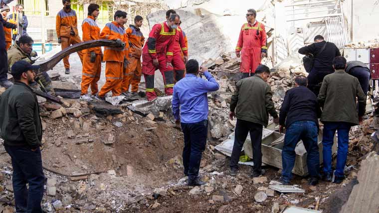 تہران میں غیر ملکی سفارتکاروں کا متاثرہ علاقوں کا دورہ، تباہ شدہ انفرا سٹرکچر کا جائزہ لیا