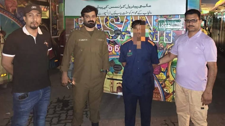 سرکاری بس میں لڑکی پر تشدد کرنے والا کنڈکٹر ملازمت سے برطرف، مقدمہ درج