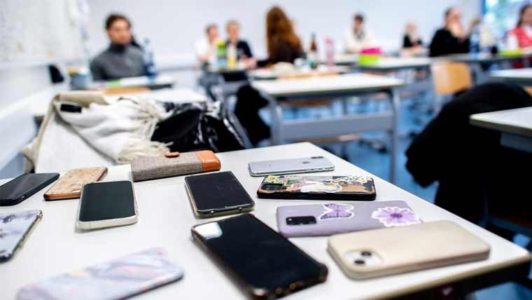 برطانوی حکومت کا سکولوں میں موبائل فون پر پابندی لگانے کا فیصلہ