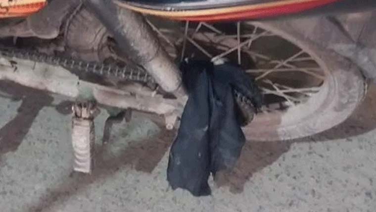 کراچی: چلتی بائیک کی چین میں برقع آنے سے حادثہ، خاتون جاں بحق