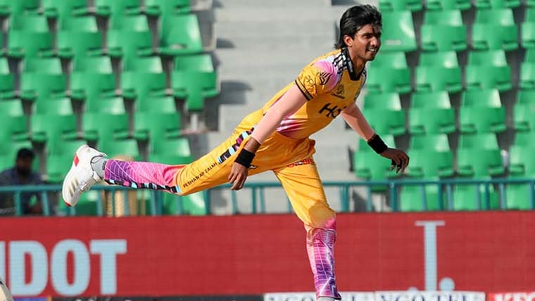 پشاور زلمی کے علی رضا کی ہیٹ ٹرک، قومی ریکارڈ بھی بنا ڈالا