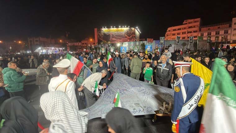 ایران کا طویل فاصلے تک مار کرنے والا ڈرون آرش تہران کی سڑکوں پر نمائش کیلئے پیش