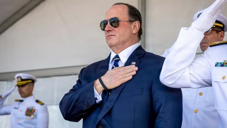 امریکی بحریہ کے سیکرٹری کے اچانک استعفے نے کئی سوالات کو جنم دے دیا