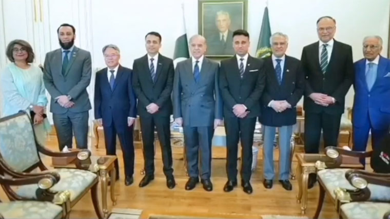 وزیرِ اعظم سے خلا بازوں کی ملاقات، خلائی مشن کو تاریخی سنگ میل قرار