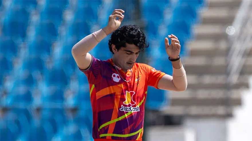 Naseem Shah suffers knee injury scare during PSL 11 match