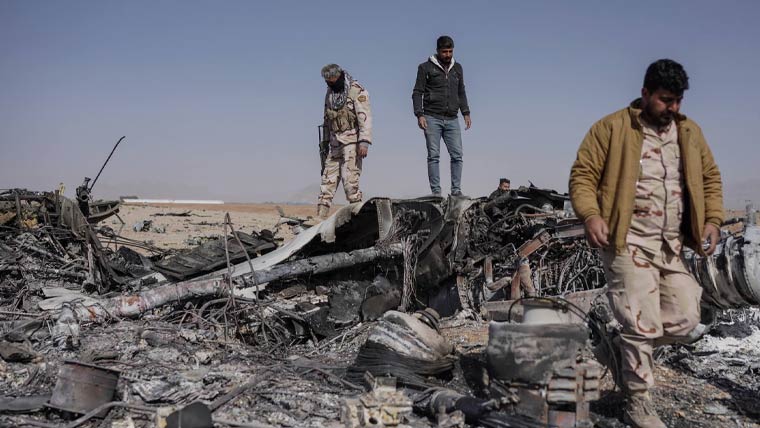 ایران نے تباہ امریکی طیاروں کا ملبہ ٹرکوں پر لاد کر ایرانی پرچم لہرائے: روسی میڈیا