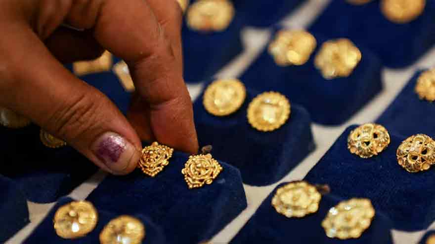 Gold recoups early losses after Iran peace proposal report