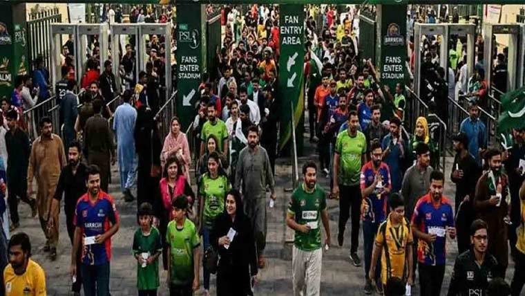 شائقین کرکٹ کا وزیر اعظم سے پی ایس ایل پلے آف میچز سٹیڈیم میں دیکھنے کا مطالبہ