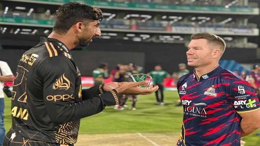 David Warner surprises Shahnawaz Dahani with gift in PSL 11