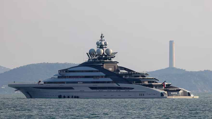 Russian superyacht crosses blockaded Strait of Hormuz