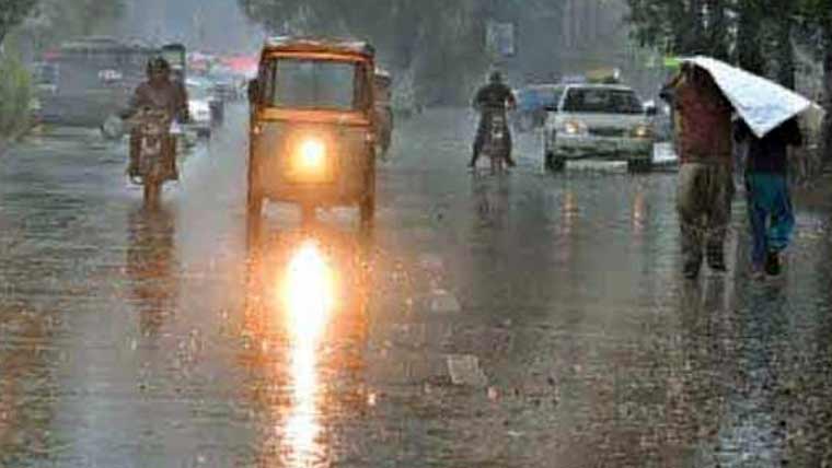 لاہور سمیت مختلف شہروں میں موسلادھار بارش، درخت، بجلی کے کھمبے گر گئے، 4 افراد زخمی