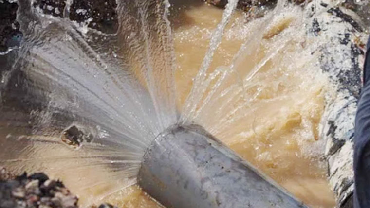 دھابیجی پمپنگ سٹیشن پر بجلی کا بڑا بریک ڈاؤن، پانی کی لائن پھٹ گئی