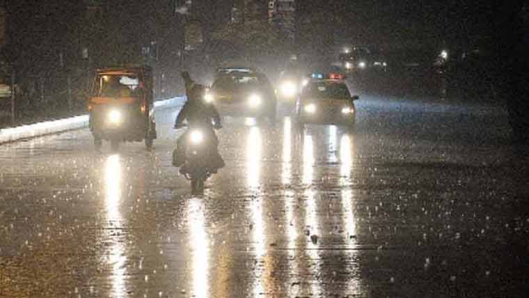 لاہور میں تیز ہواؤں کیساتھ ہلکی بارش، موسم خوشگوار ہوگیا