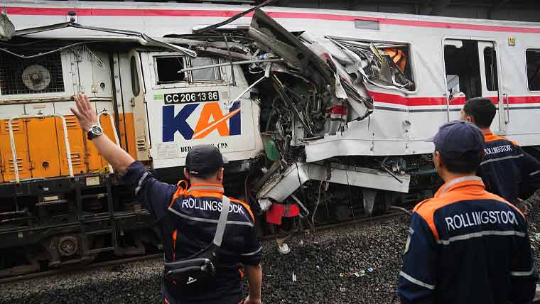 انڈونیشیا: دو ٹرنیوں میں تصادم سے 15 افراد جاں بحق، 84 زخمی