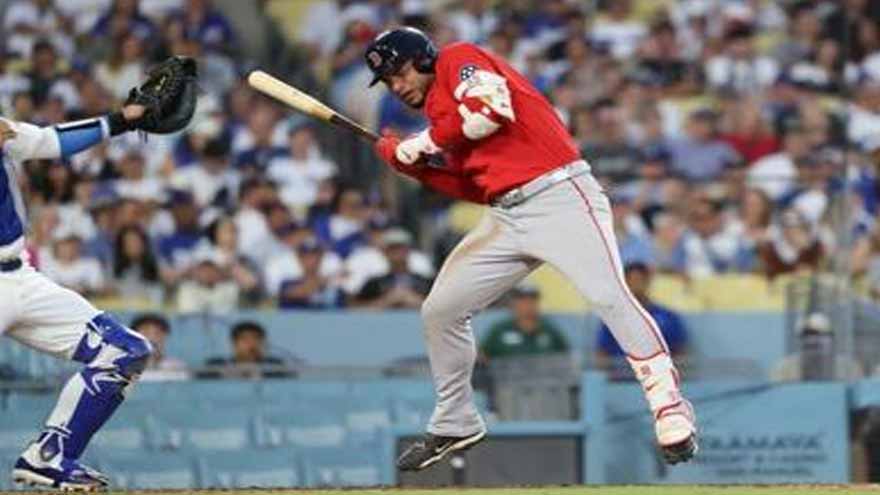 Red Sox 1B Willson Contreras leaves game after being hit in helmet