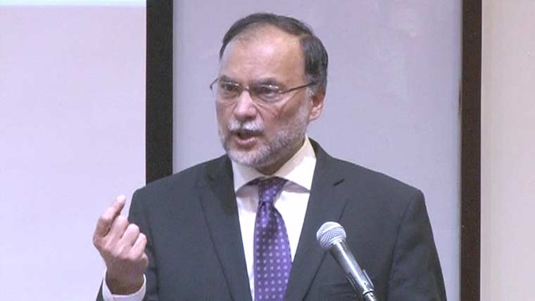 پیپلزپارٹی جمہوری رویہ اپنائے، دھاندلی کا شور بے بنیار ہے: احسن اقبال