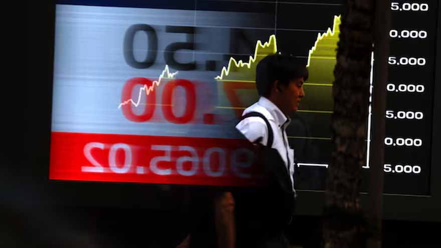 Asia stocks move higher on Wall Street lead, oil steady