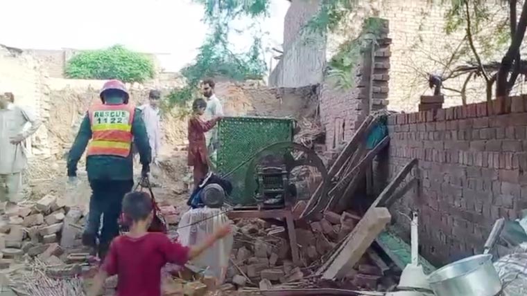 شیخوپورہ: مکان کی چھت گرنے سے لڑکا جاں بحق، 2 افراد زخمی