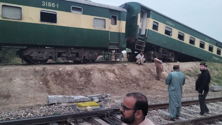 لودھراں: ہزارہ ایکسپریس کو حادثہ، انجن اور 2 بوگیاں پٹری سے اتر گئیں