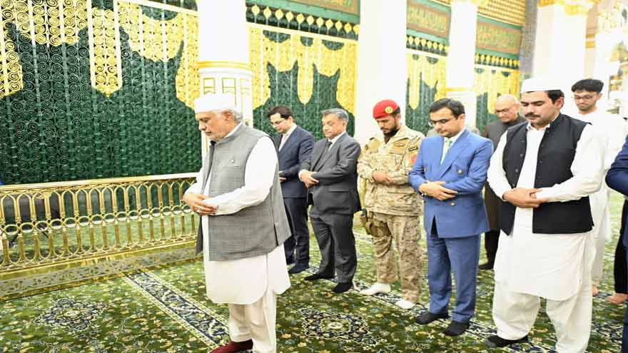 DPM Dar pays respects, offers prayer at Masjid-e-Nabawi