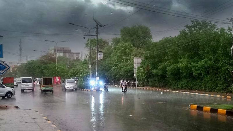 لاہور: بارش سے موسم خوشگوار، گرمی کی شدت میں کمی