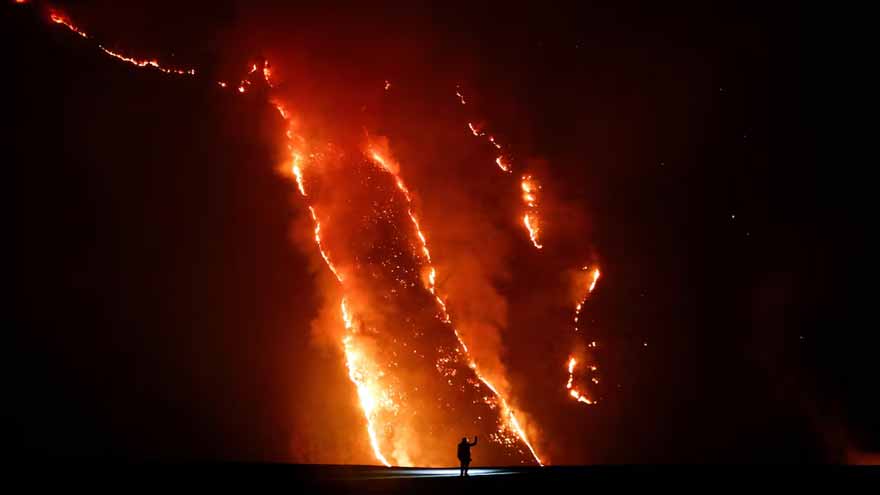 Indonesia closes all access to Mount Bromo as wildfire expands
