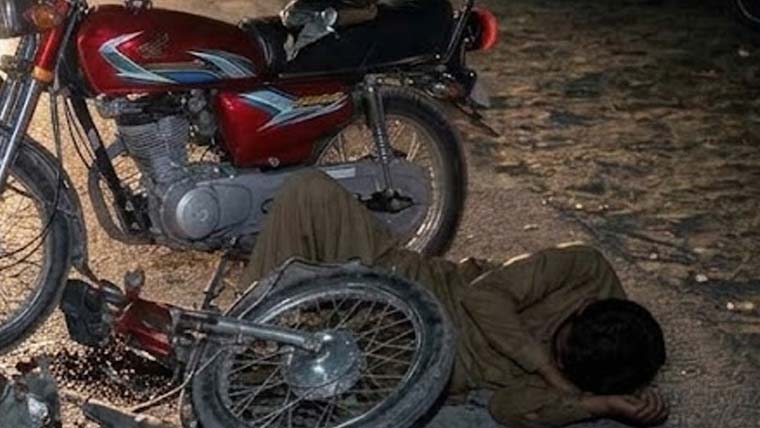 چونیاں: 2 موٹر سائیکلیں آپس میں ٹکرا گئیں، ایک نوجوان جاں بحق، 2 زخمی