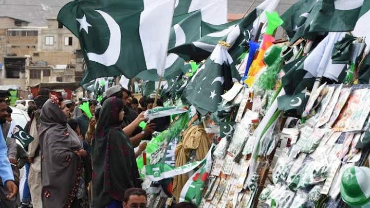 جشن آزادی قریب آتے ہی بازاروں میں سبز ہلالی پرچموں کی بہار