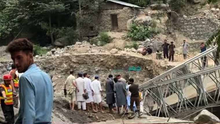 چترال میں بارشوں سے سیلابی صورتحال، میں شاہراہ ٹریفک کیلئے بند