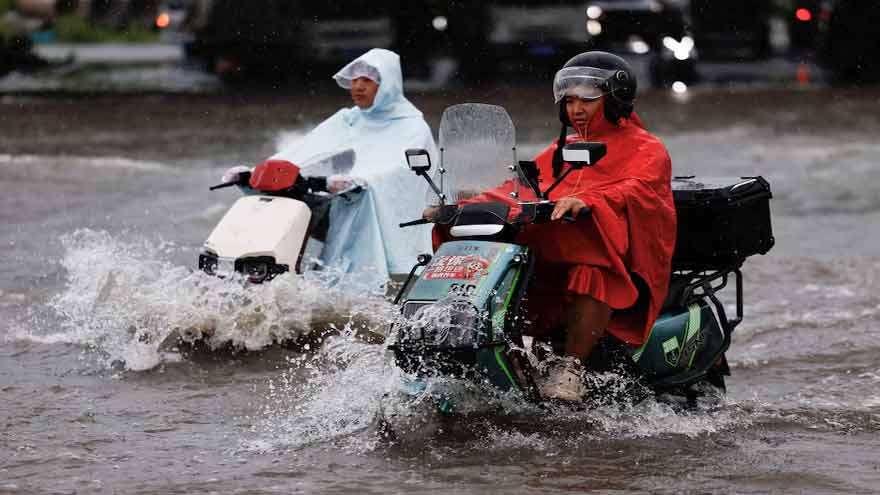 Rain pounds Beijing as Typhoon Dolphin sweeps through China