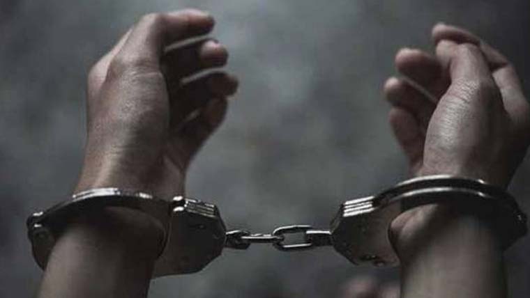 لاڑکانہ: مبینہ پولیس مقابلے میں ایک ڈاکو زخمی حالت میں گرفتار، اسلحہ برآمد