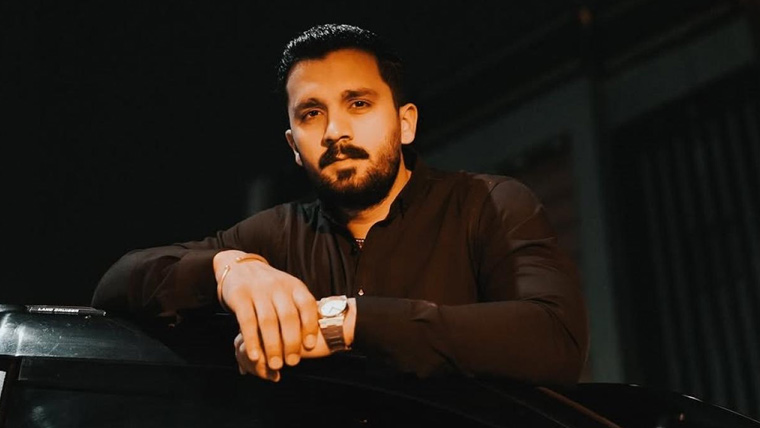 رجب بٹ کا سالگرہ پر مبینہ طور پر سابق اہلیہ کو ہتک عزت کا نوٹس