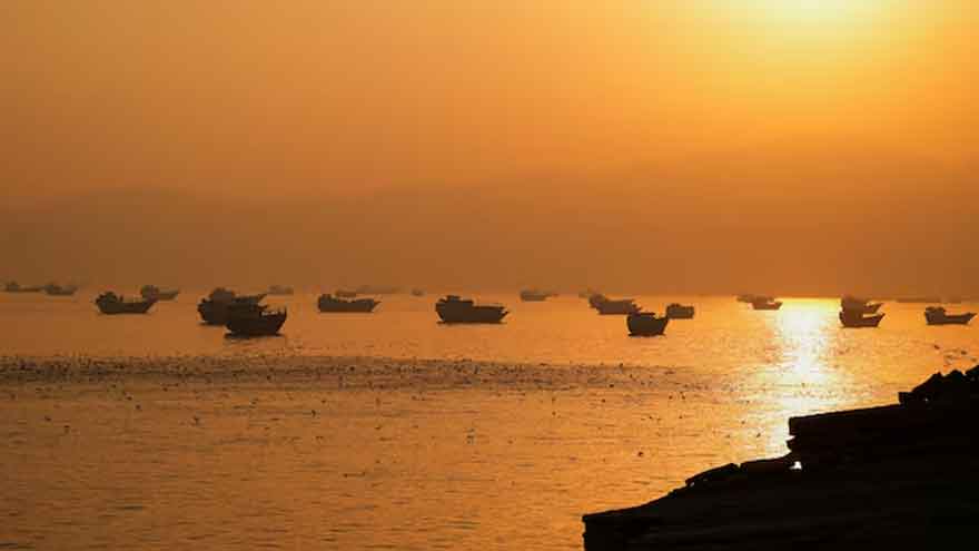 Hormuz shipping traffic capped amid competing claims from US and Iran
