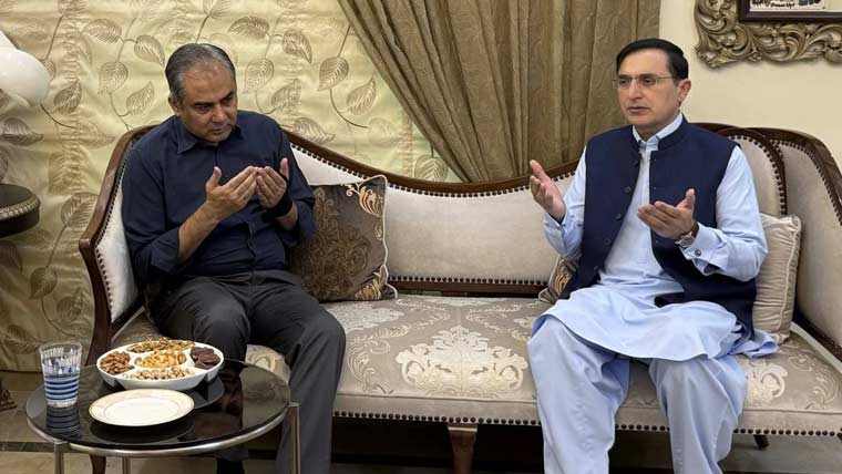محسن نقوی کی بیرسٹر گوہر خان کی رہائش گاہ آمد، والدہ کے انتقال پر اظہار تعزیت
