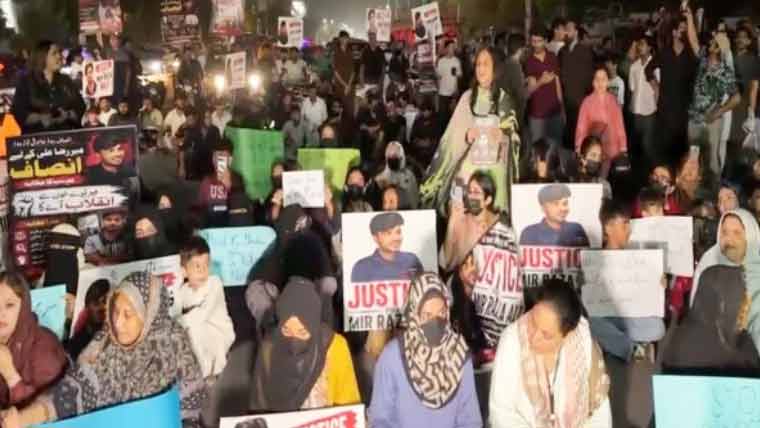 میر رضا کے والدین اور شہریوں کا احتجاج، طارق روڈ پر دھرنا، قاتلوں کی گرفتاری کا مطالبہ