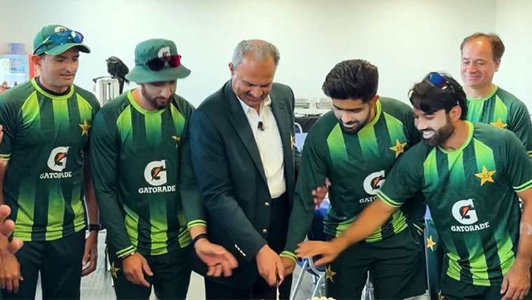 انگلینڈ میں موجود پاکستان کرکٹ ٹیم نے یوم آزادی پر کیک کاٹا
