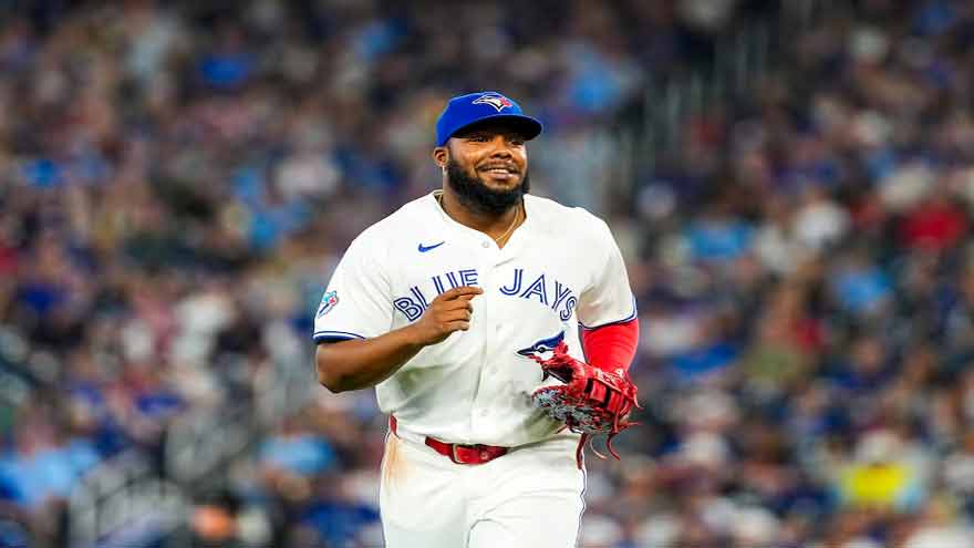 Blue Jays' Vladimir Guerrero Jr. leaves game, tests for concussion