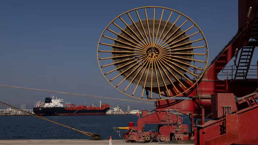 Oil rises as US-Iran peace talks stall, Hormuz shipping slows
