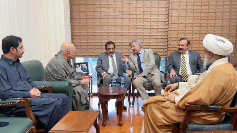حکومتی وفد کی اپوزیشن چیمبر آمد، اہم امور پر بات چیت