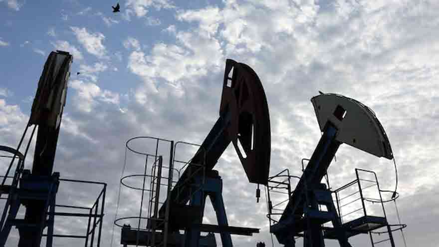 Oil climbs as fading US-Iran peace hopes raise supply risks