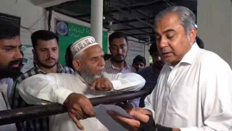 محسن نقوی کا پاسپورٹ آفس گارڈن ٹاؤن کا دورہ، شہریوں کی شکایات پر برہم