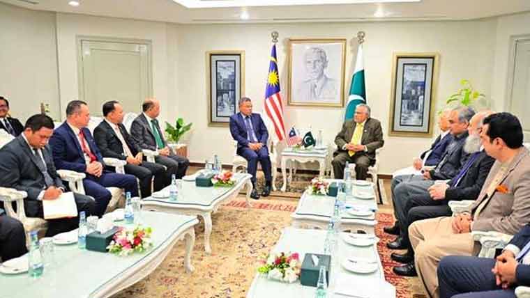 اسحاق ڈار سے ملائیشیا کے وزیر داخلہ کی ملاقات، باہمی امور پر تبادلہ خیال
