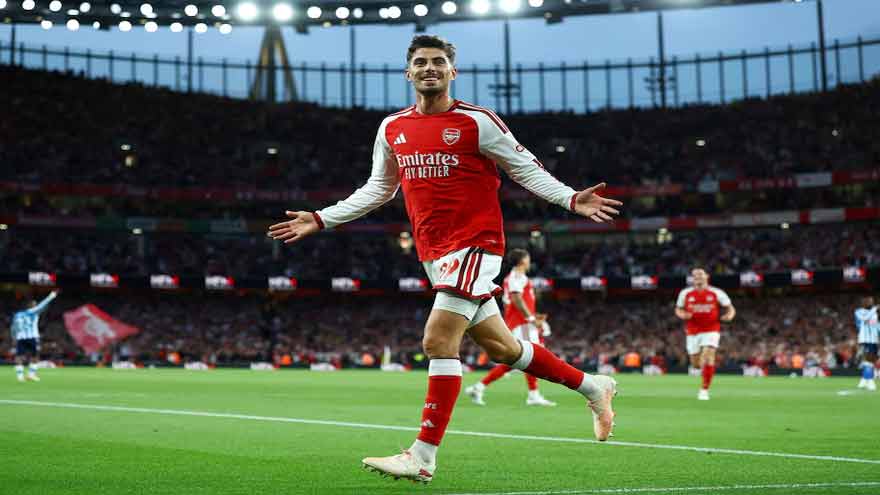Arsenal sweep Coventry aside 3-0 to start title defence with a bang