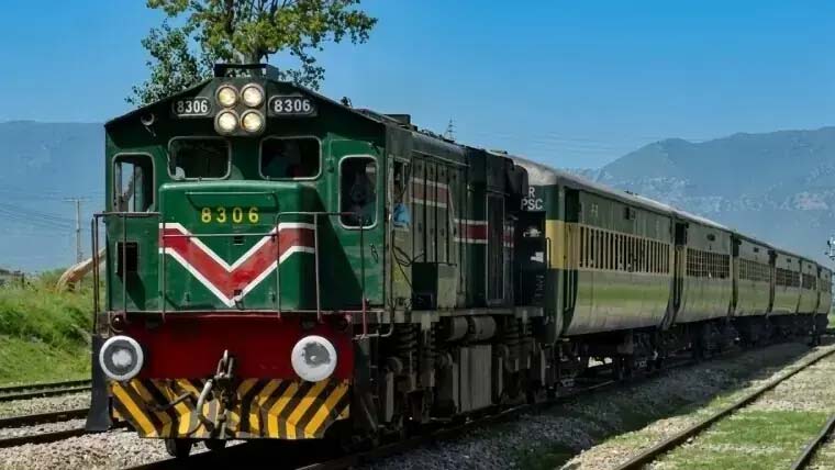 وزیراعظم کی ہدایت پر پاکستان ریلویز کا مزید دو ٹرینیں بحال کرنے کا اعلان