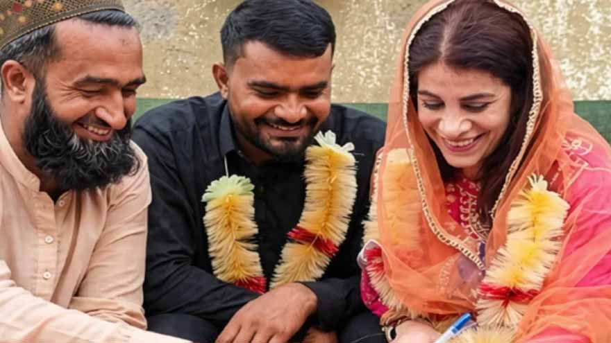 Facebook friendship turns into marriage as 58-year-old American woman weds Pakistani man 