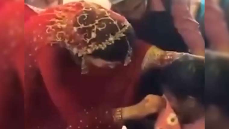 اپنی شادی کی تقریب روک کر ڈاکٹر کی کیٹرنگ ورکر کو طبی امداد دینے کی ویڈیو وائرل