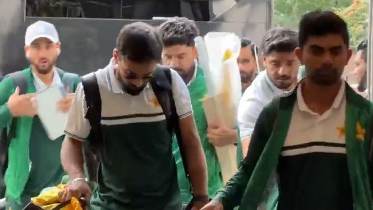 قومی کرکٹ ٹیم دوسرے ٹیسٹ کیلئے لیڈز سے لندن پہنچ گئی