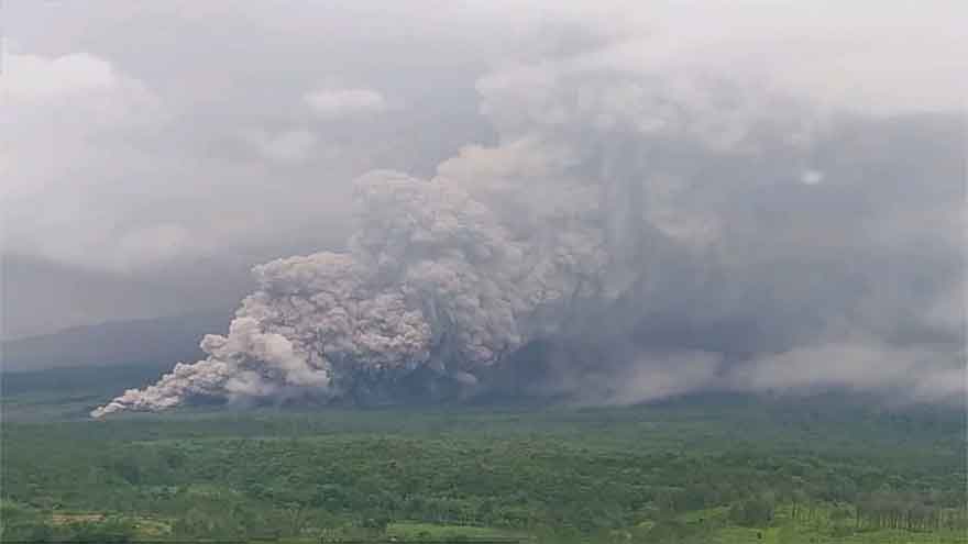 Indonesians brave choking smoke to pray for rain as country battles wildfires