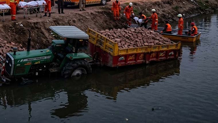 کاہنہ: اینٹوں سے بھری ٹریکٹر ٹرالی روہی نالہ میں گر گئی، 2 افراد جاں بحق